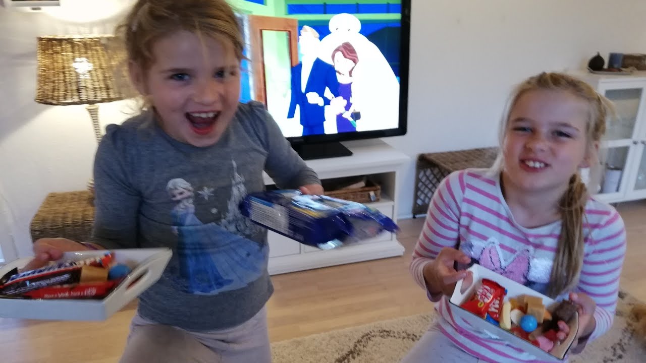Sofia laver sit eget UR⌚Aftensmad🍽️Fredags slik & Disney sjov i tv🍬📺
