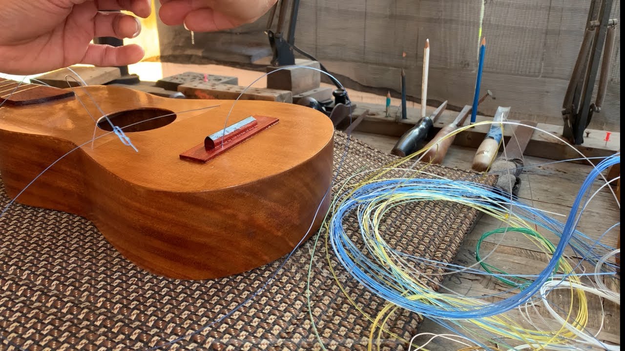 Cambiando Cuerdas a la Jarana
