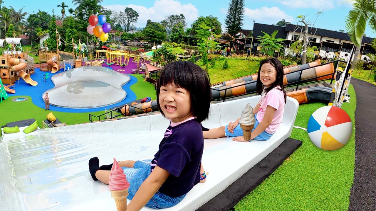 Main Perosotan Tinggi, Lompat Balon, Makan Es Krim di Playground Anak