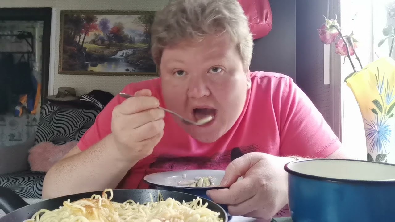 #mukbang #мукбангроссия #еда #food #мукбанг #жареные спагетти, шпикачка и овощной салатик