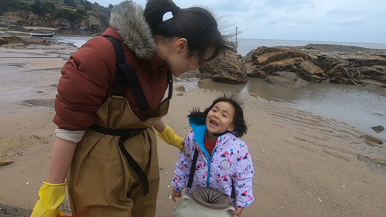 猪猪带小侄女去赶海，人小鬼大眼睛尖，今天抓到大鱼全靠她