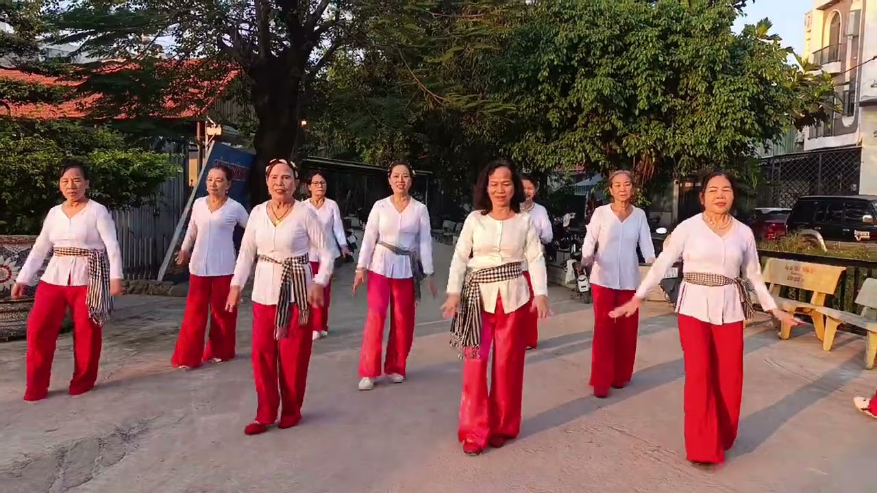 Bức hoạ đồng quê do đội dưỡng sinh vui khỏe thể hiện trong buổi sáng mùng 1 tết 