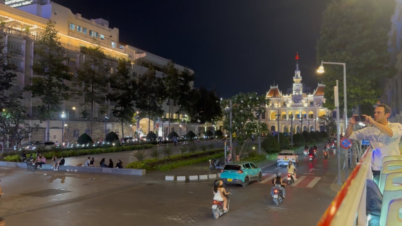 Sài Gòn về đêm , dạo quanh một vòng trên xe buýt 23/12/2025