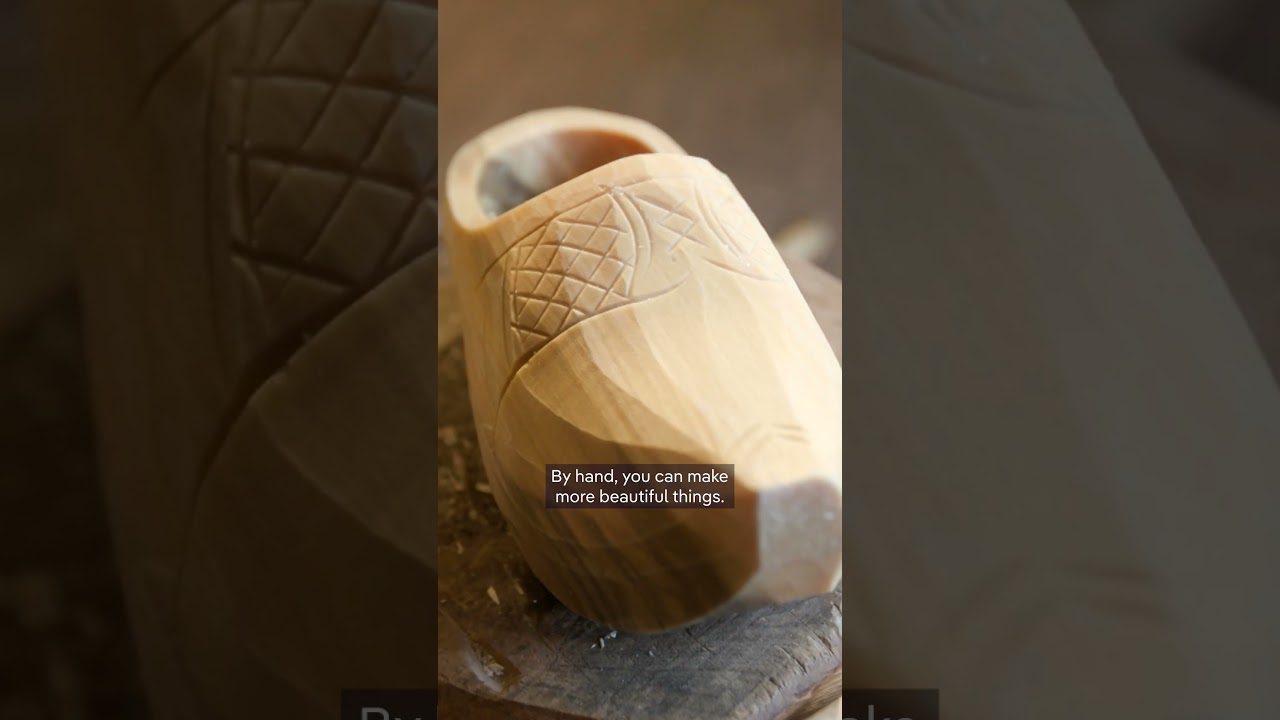Een van de laatste schoenmakers die houten klompen maakt