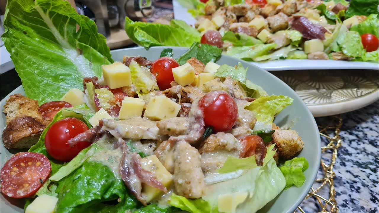Salad  cesar/ صلاطة سيزار على أصولها بطريقة إحترافية وفندقيةبنتها مشاء الله