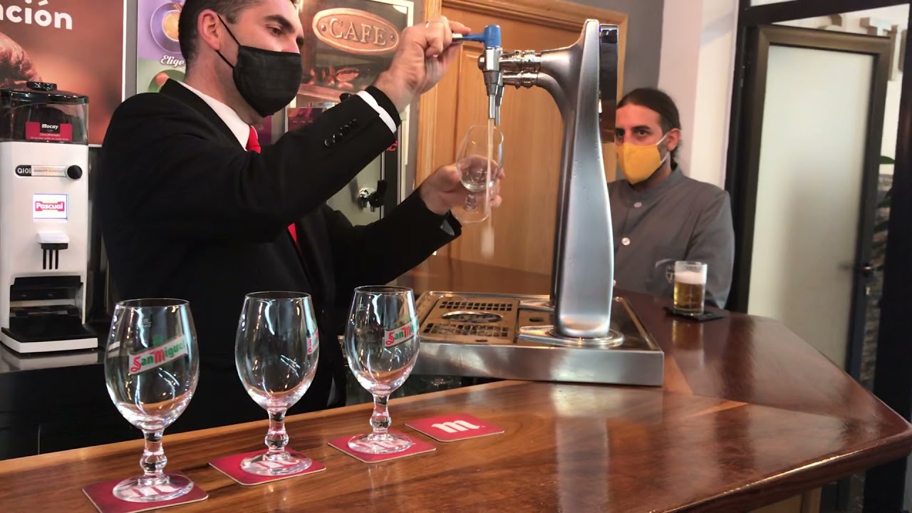Tirando varias cañas de cerveza a la vez