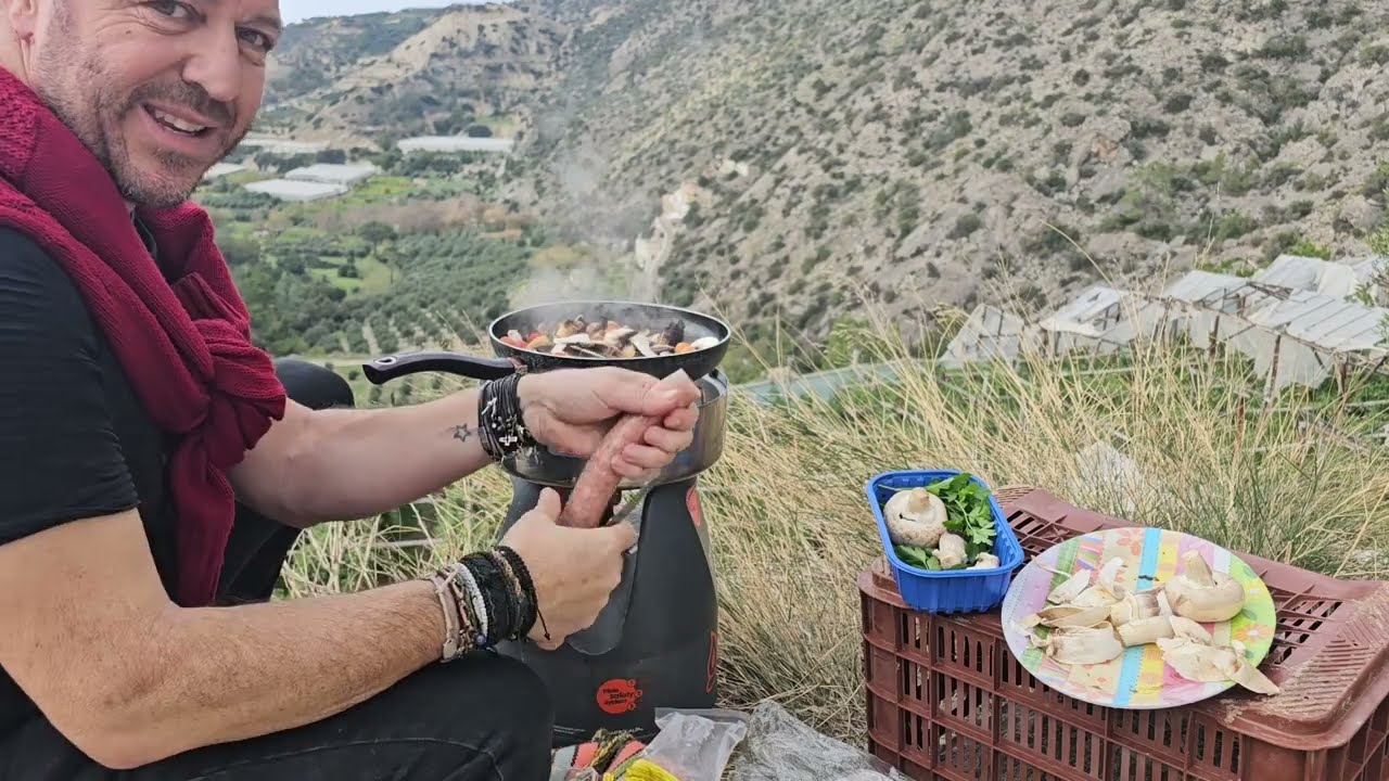 Λουκάνικο Σακελλαρίου σε Κρητική στραπατσάδα! Με ντοματινι υπαίθριο, κρεμμύδι φρέσκο και μανιτάρια.