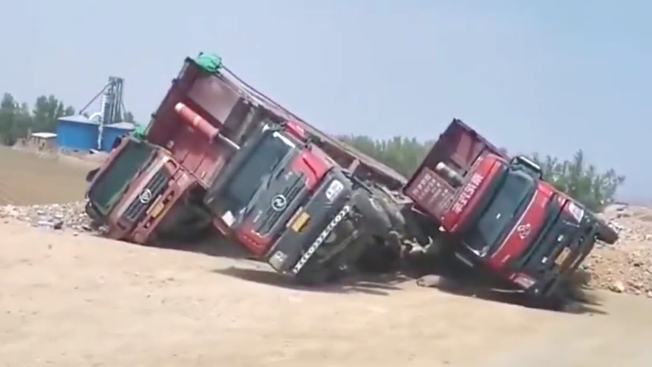 Truck fail compilation【E24】--Top dangerous moments of truck driving，feel sad for trucks!
