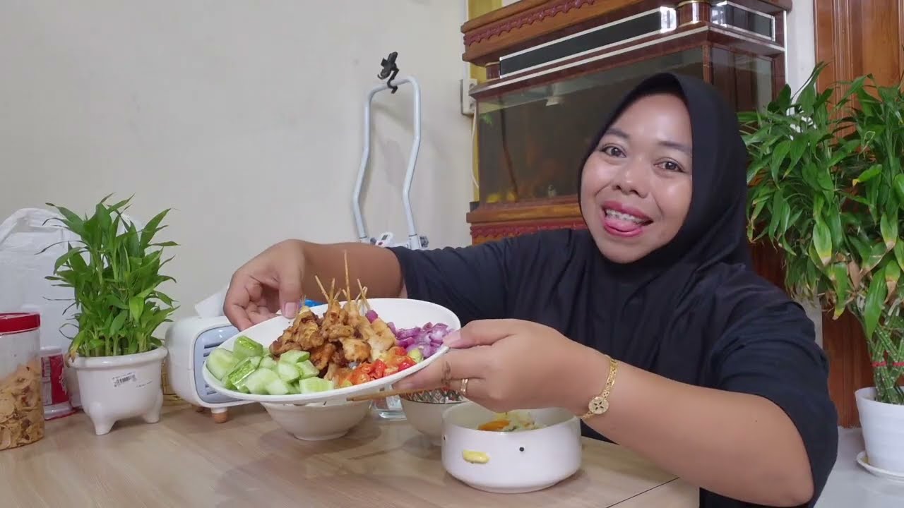 Mukbang sate ayam ⁉️ tiba tiba ada yang bangun