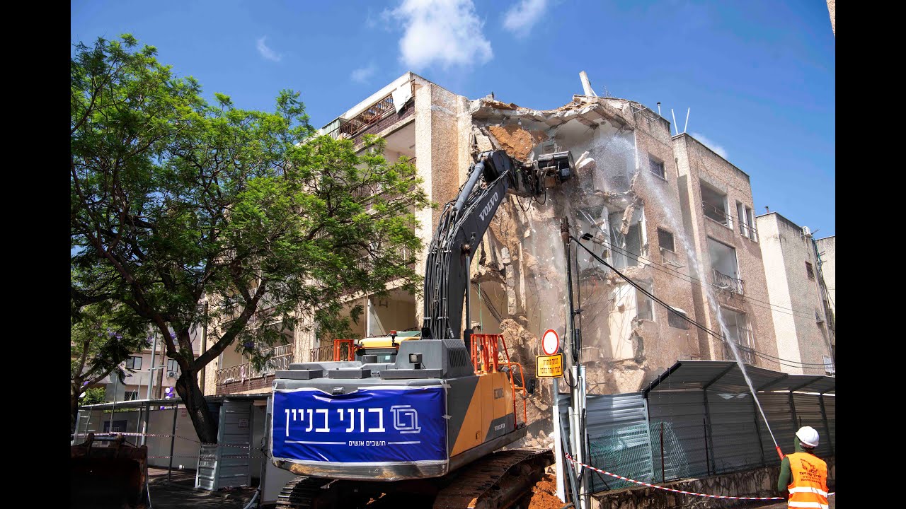 בוני בניין הריסה בניין מכבי 51 רעננה צילום חכם - רמי חכם