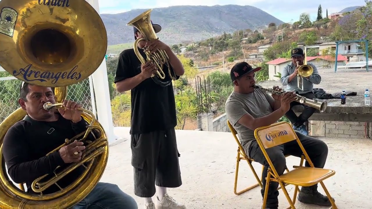 Ase un año tuve una ilusión , estilo de banda de viento unió de arcángel 