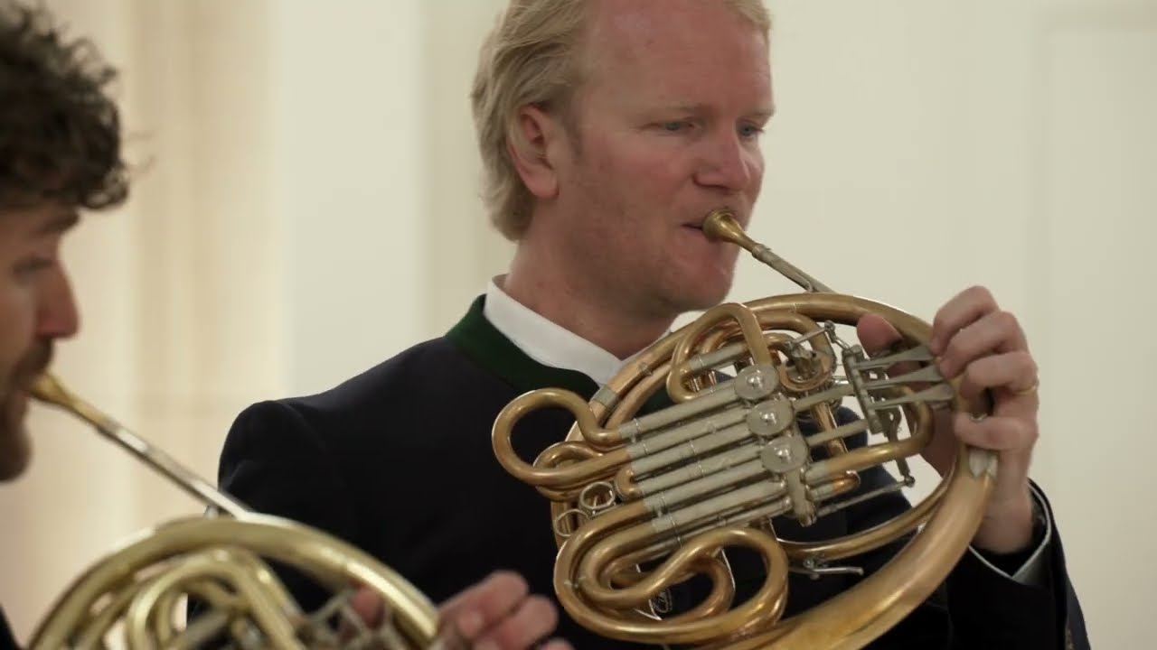 Mozart: 12 Duets For Two Horns, K487  XI. Menuetto