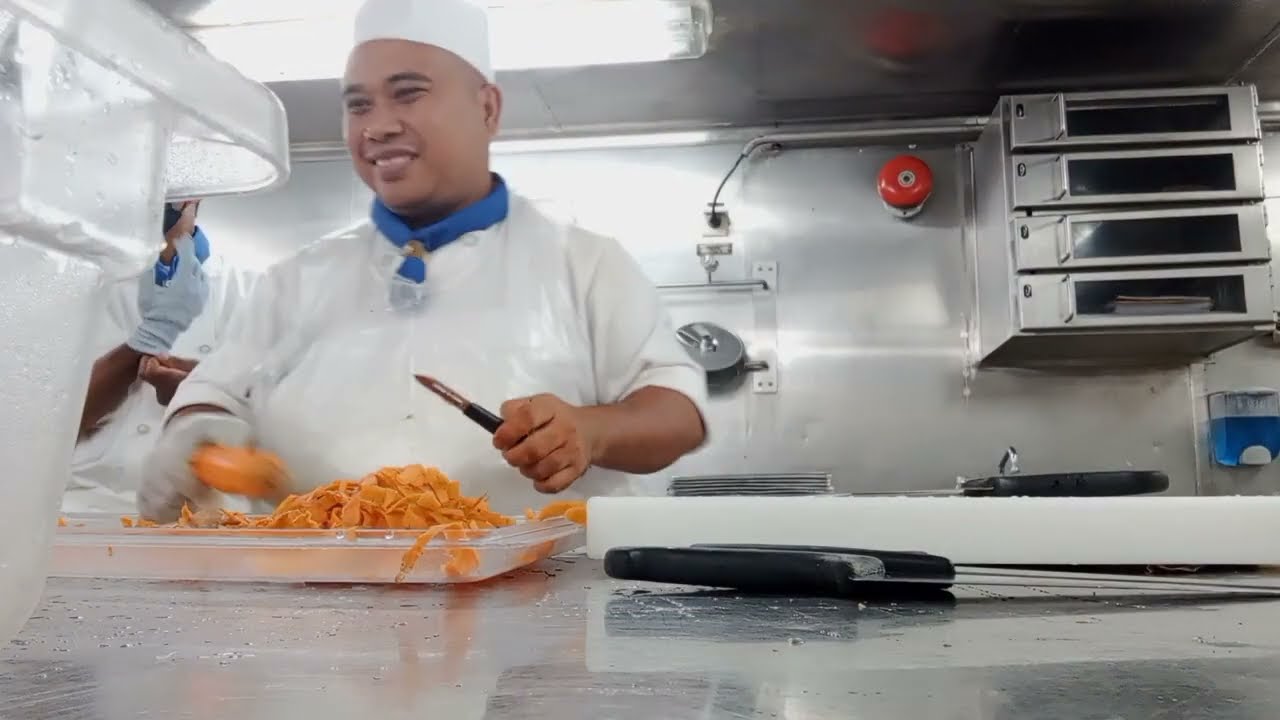 COOK DIKAPAL PESIAR BAGIAN PEMOTONGAN SAYUR / UNPACKING STATION #kapalpesiar #rccl