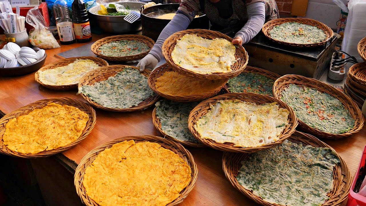 Горячие блины, приготовленные «голыми руками»!! Удивительный мастер блинов. / korean street food