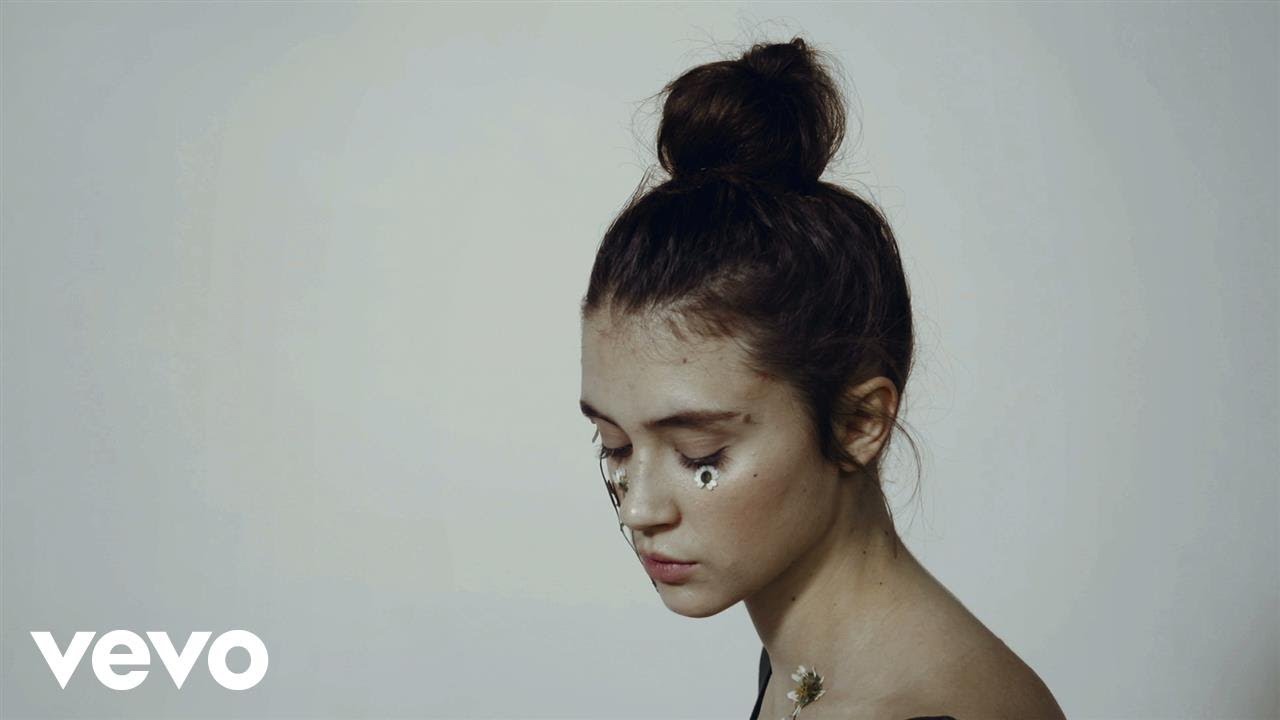 Pomme - De l&agrave;-haut