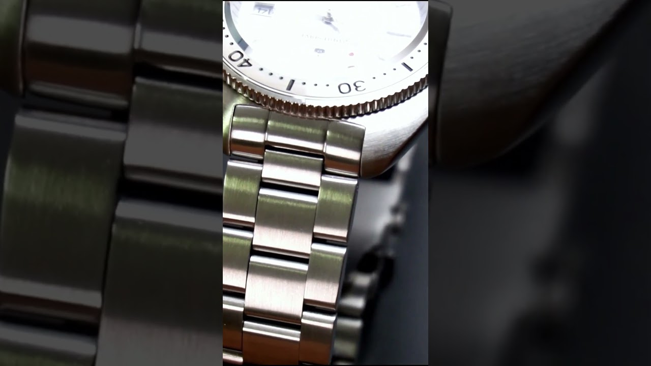 Dial design with unique irregular water ripple pattern exudes unique charm and is an ideal gift.