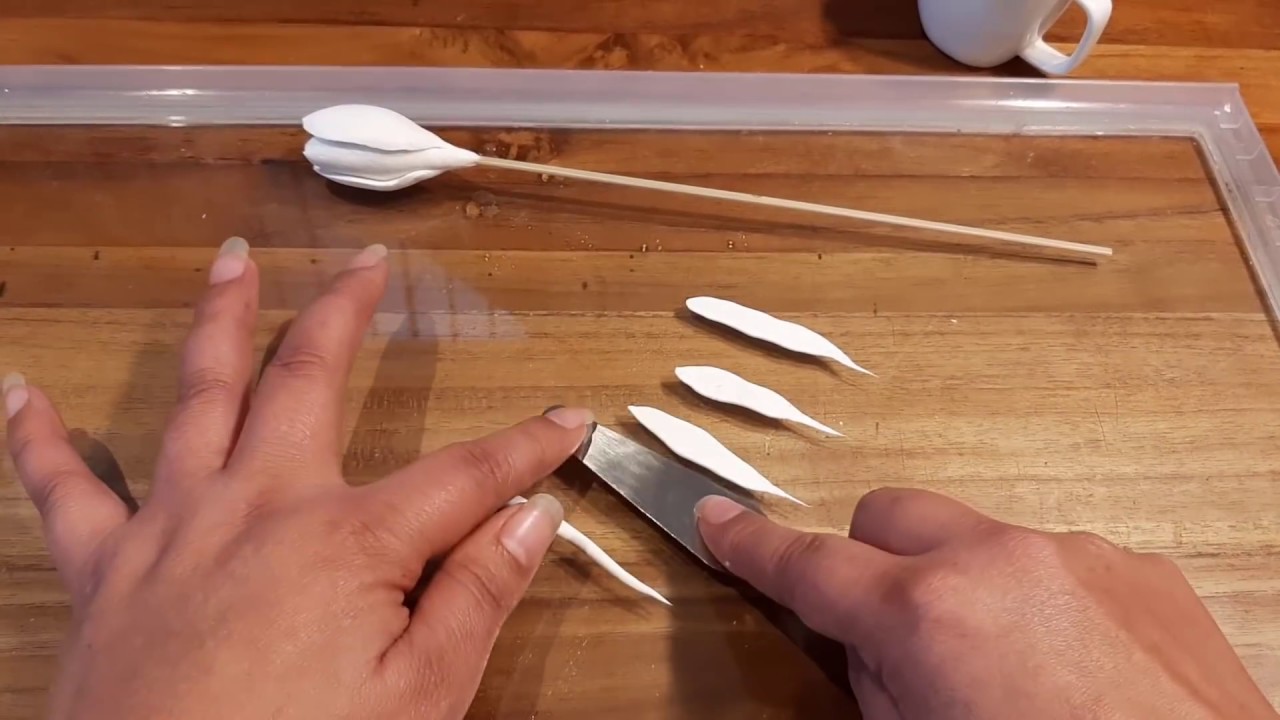 Como hacer flores tulipanes con porcelana fria muy facil de hacer , manualidades paso a paso