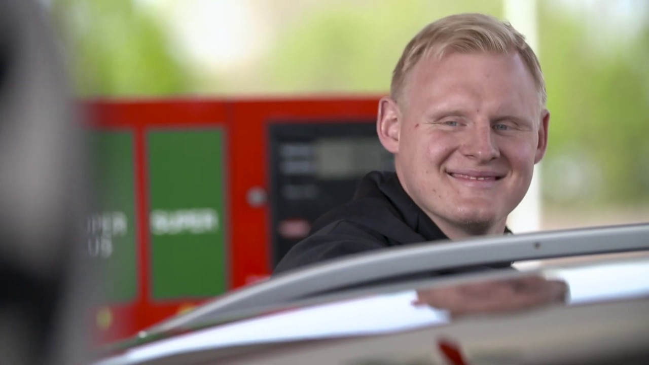 Hein Daddel und Patrick Wiencek an der star Tankstelle