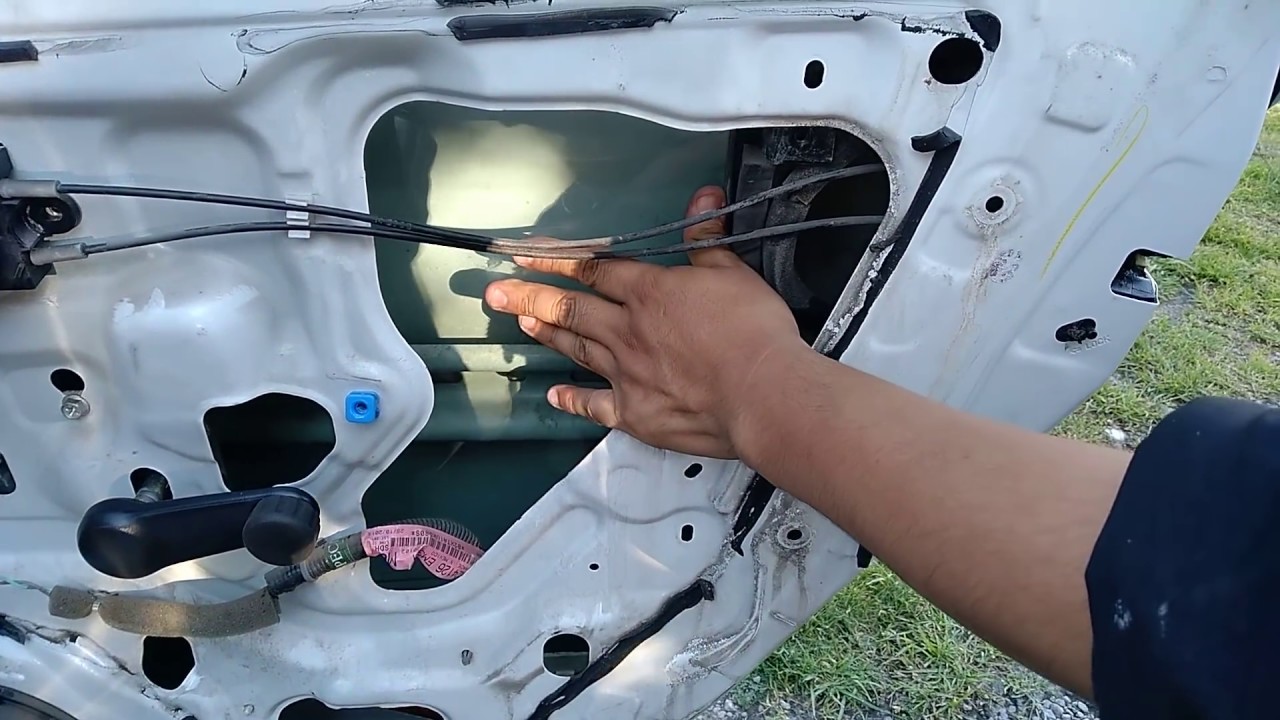 Cómo quitar la aleta o ventana pequeña de la puerta trasera del tiida