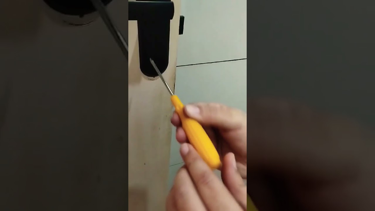 Como abrir porta do banheiro sem a chave de um jeito bem f&aacute;cil. #chave #chaveiros #fechaduras #porta