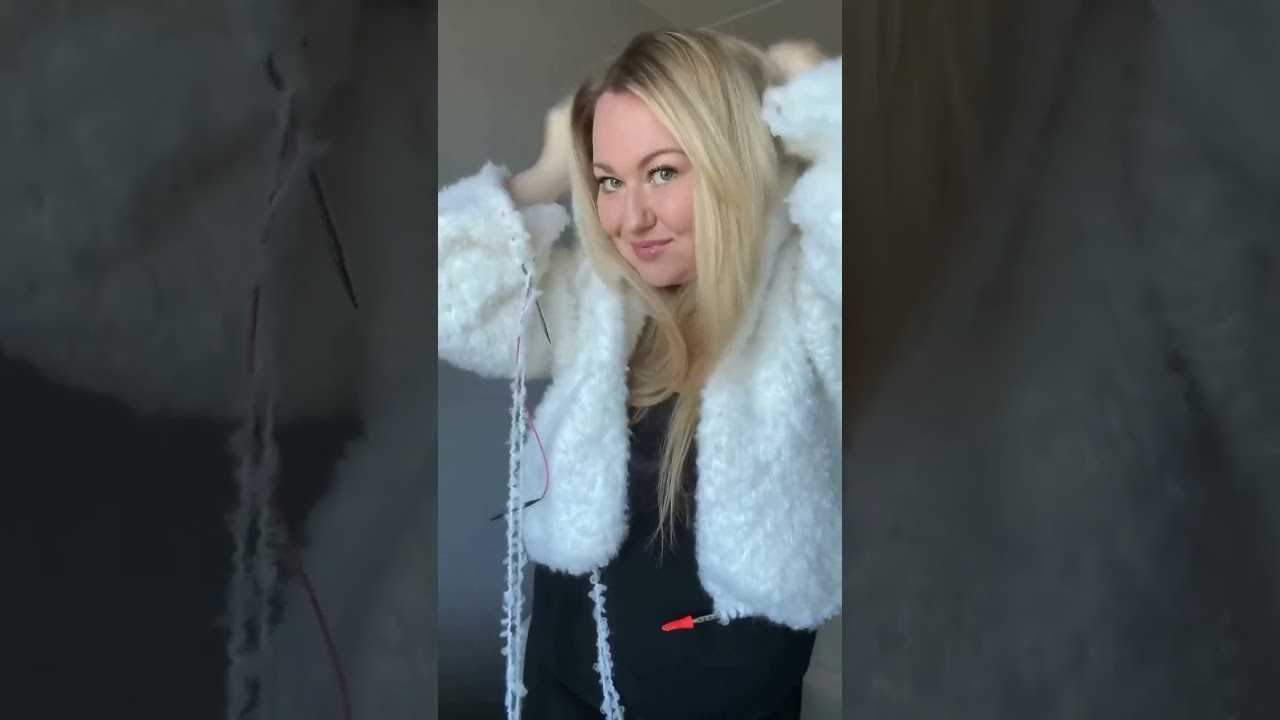 Вязанное пальто из букле с капюшоном