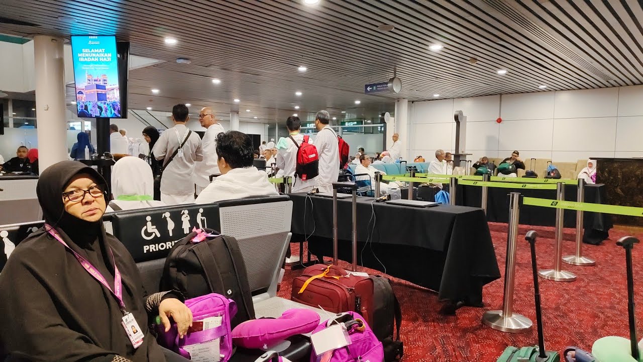 SUASANA DI 'MAKKAH ROAD' IMIGRESEN MALAYSIA DAN SAUDI DI TERMINAL KLIA