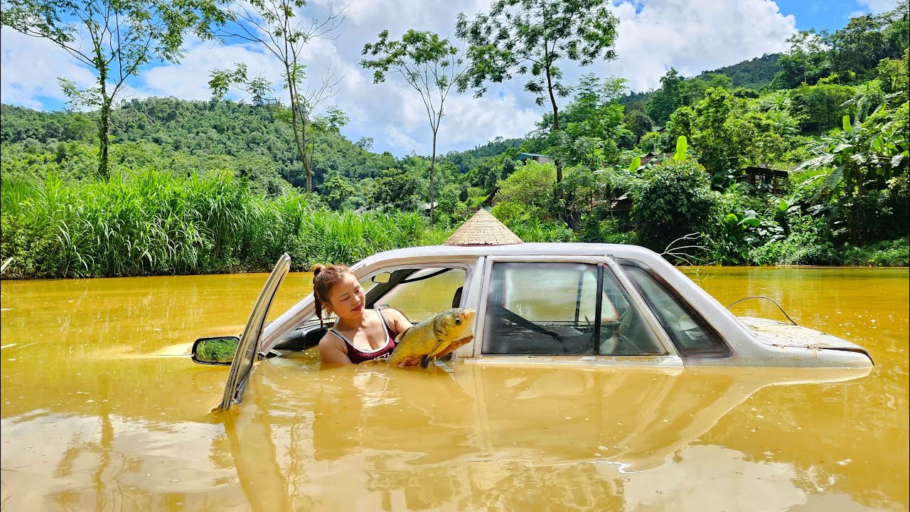 Girl repairs and restores 1995 Toyota car buried in mud and water for many years