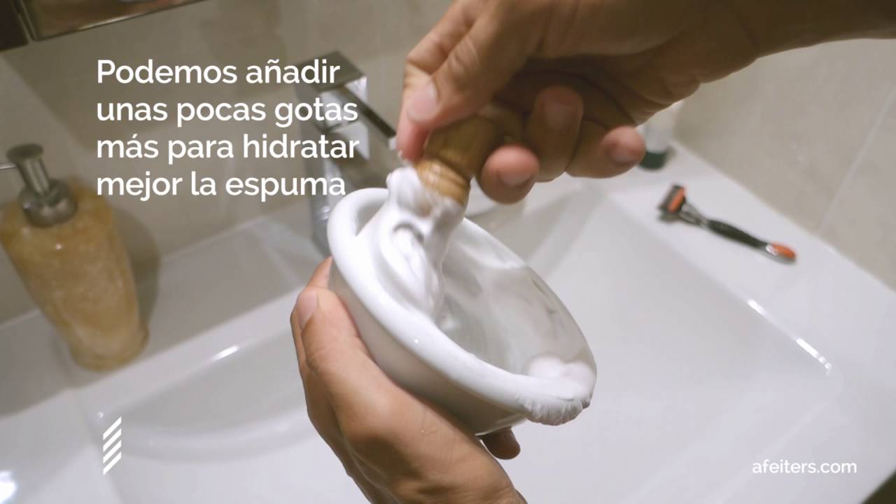 Cómo hacer espuma de afeitar con brocha y jabón en barra