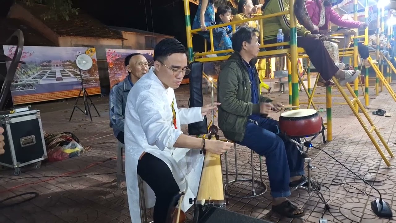NGHỆ SĨ HỮU PHƯỚC ĐỆM ĐÀN BẦU TRONG HỘI ĐÁNH BÀI CHÒI CỔ DÂN GIAN TẠI THỊ XÃ HOÀI NHƠN BÌNH ĐỊNH