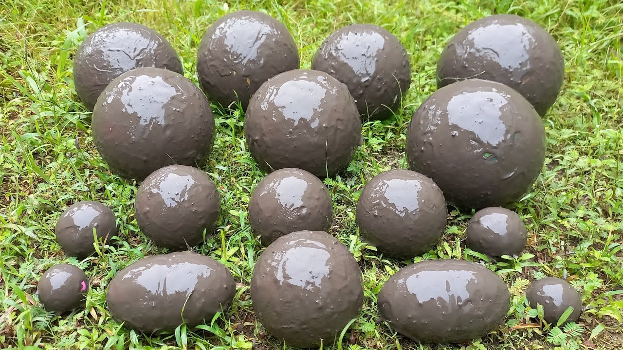 Menemukan bola kotor berlumpur ! bola emoji, bola basket, bola sepak, bola warna warni, bola kecil