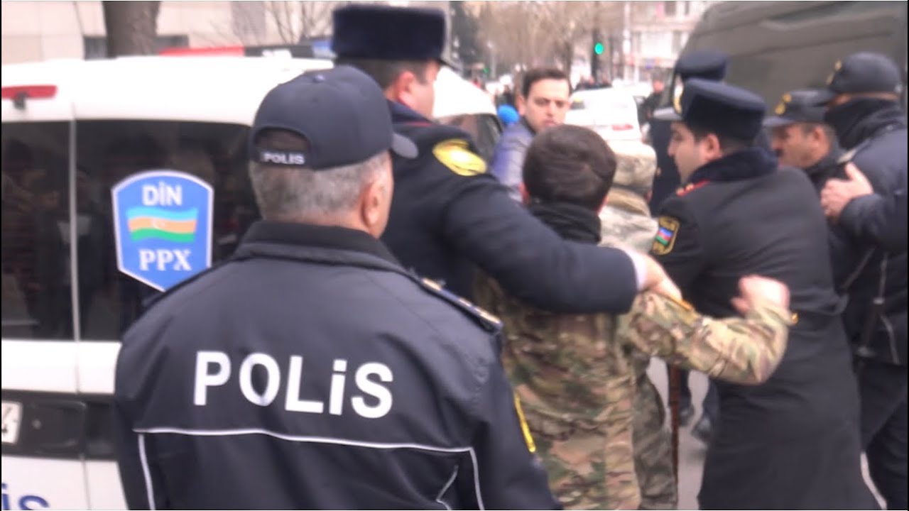 Polislər üsyan edən qaziləri qollarından tutub nazirlikdən qovdular
