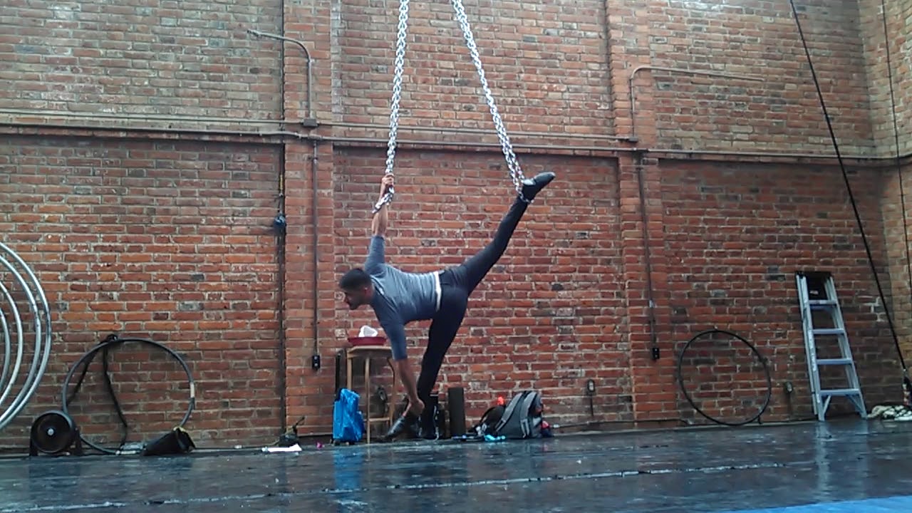 Aerial chains / cadenas aéreas Vladimir Garza