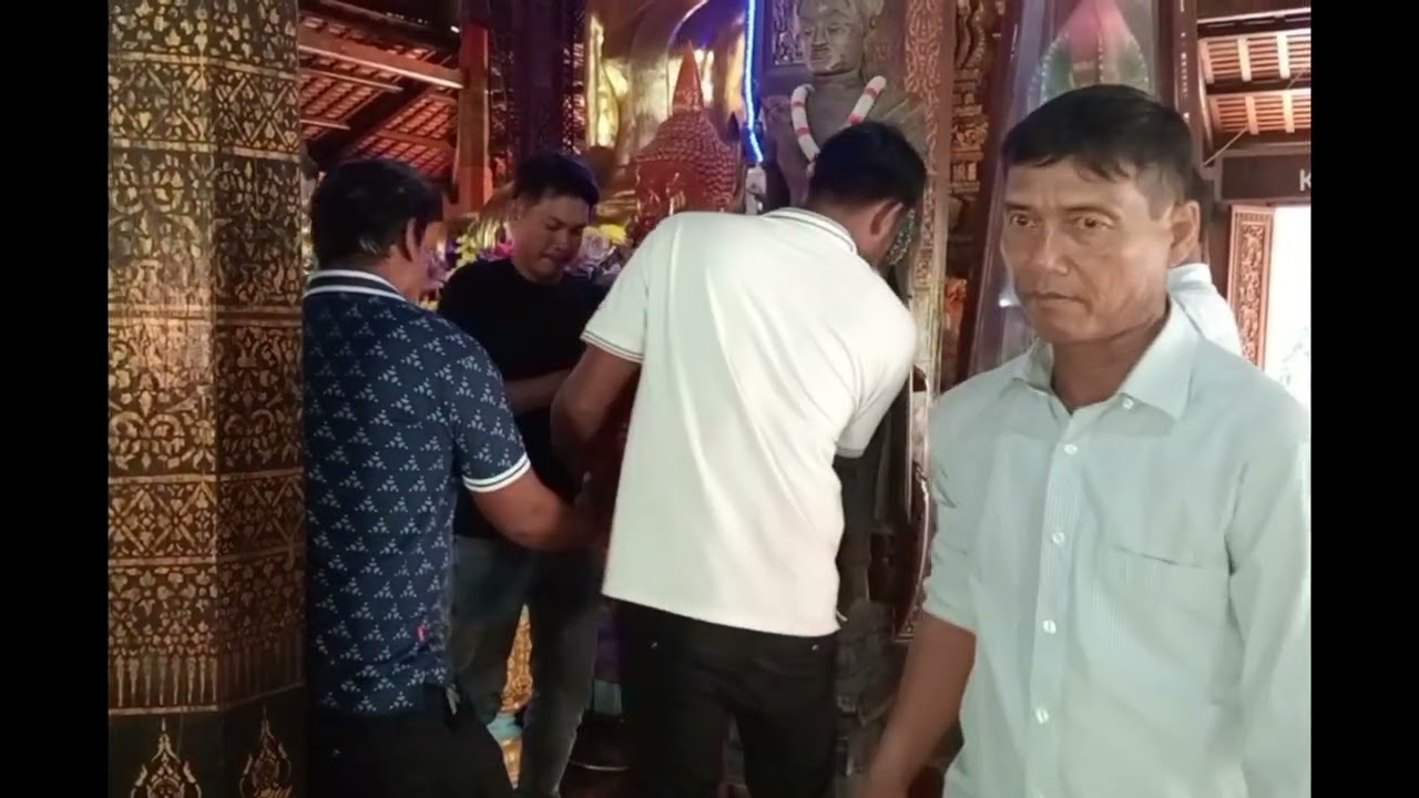 ប្រគេនសម្ភារៈនិង បរិក្ខារប្រគេនព្រះសង្ឃវត្តក្នុងស្រុក