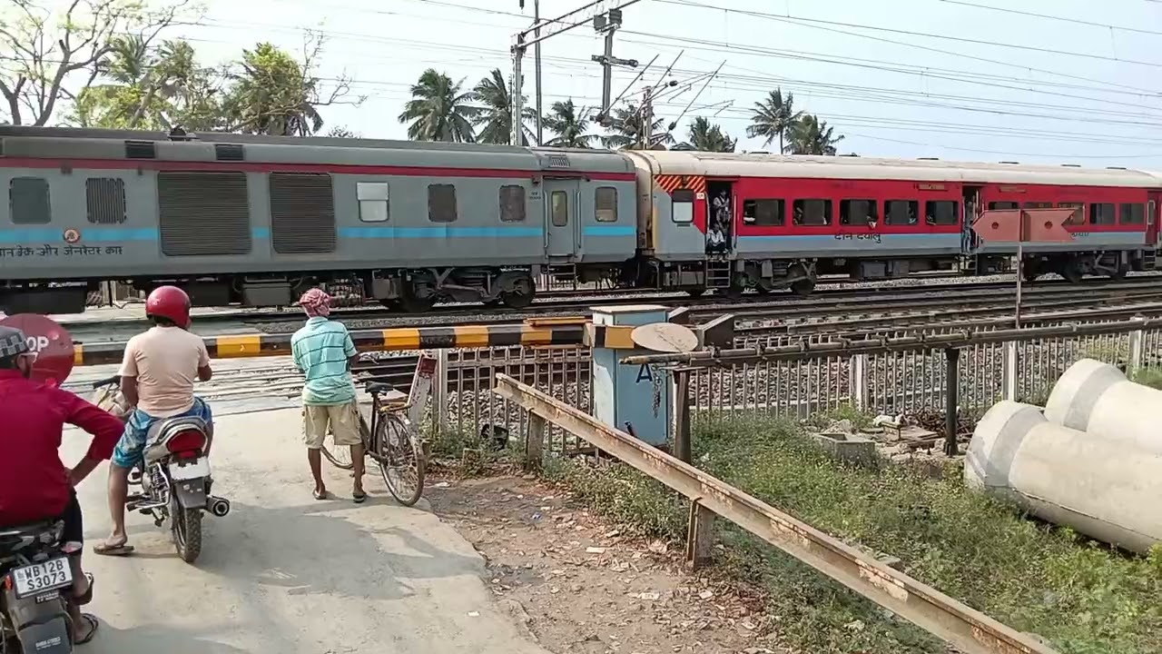 ক্রসিং। সাঁকরাইল থেকে ধুলাগড় খোলা গাড়িতে যাবার সময় তোলা।