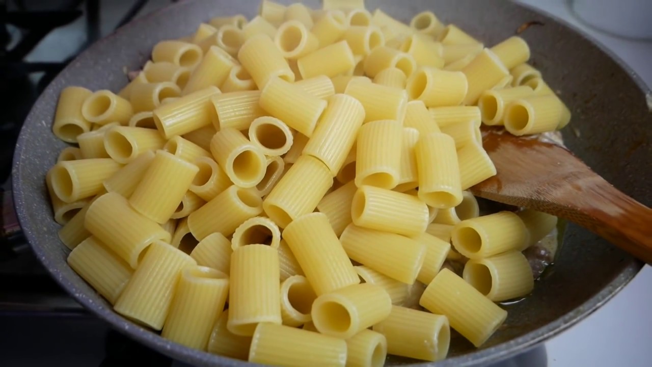 Rigatoni alla Boscaiola Salsicce e Funghi Primo semplice e gustoso