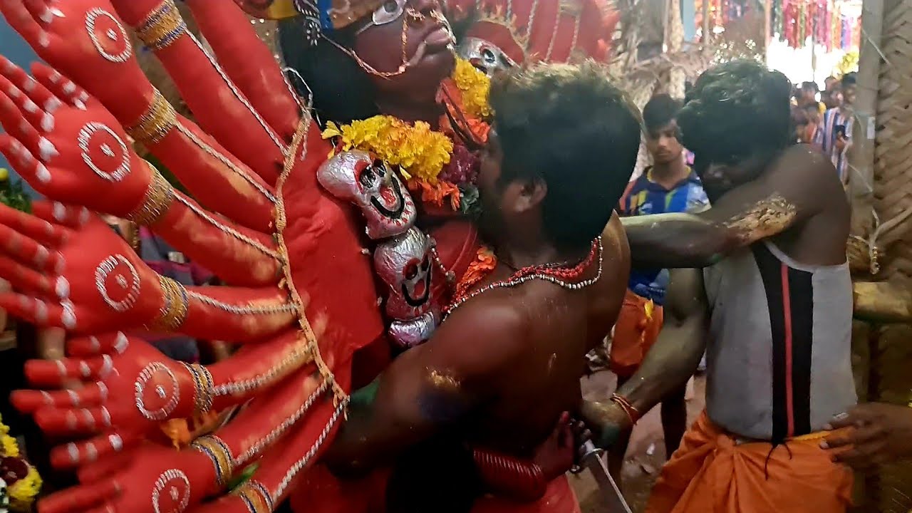 ஆவேசத்துடன் தன் பக்தனை அள்ளி அணைத்துக் கொண்ட சிவப்பு காளி | குலசை முத்தாரம்மன் தசரா | Kulasai Kali