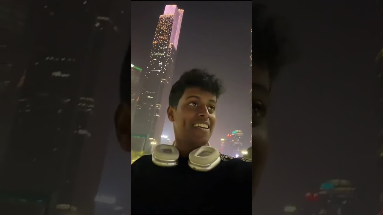 ينضرون فيني ويتبسمون مستغربين