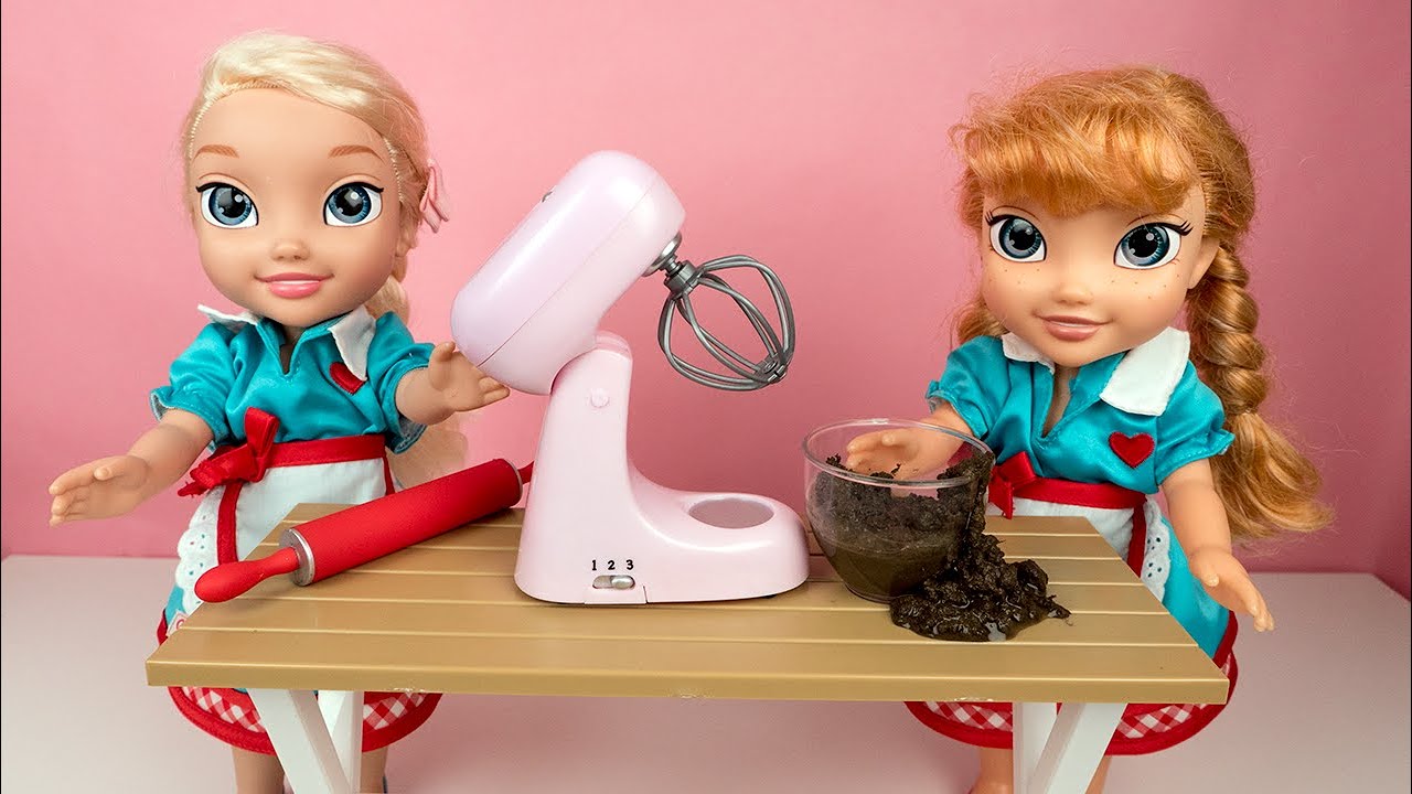 Baking CAKE FAILS Elsa and Anna - MESSY!!🎂