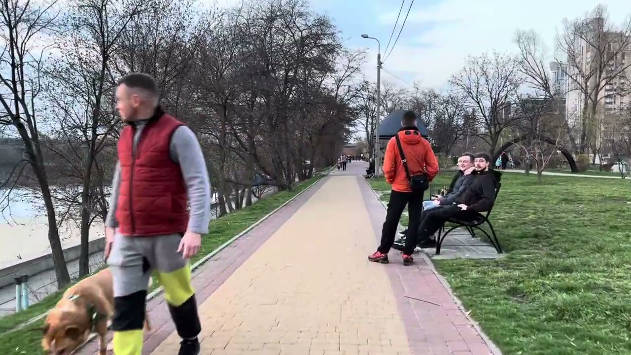 Киев. Днепровская набережная. Скульптура «Единение»