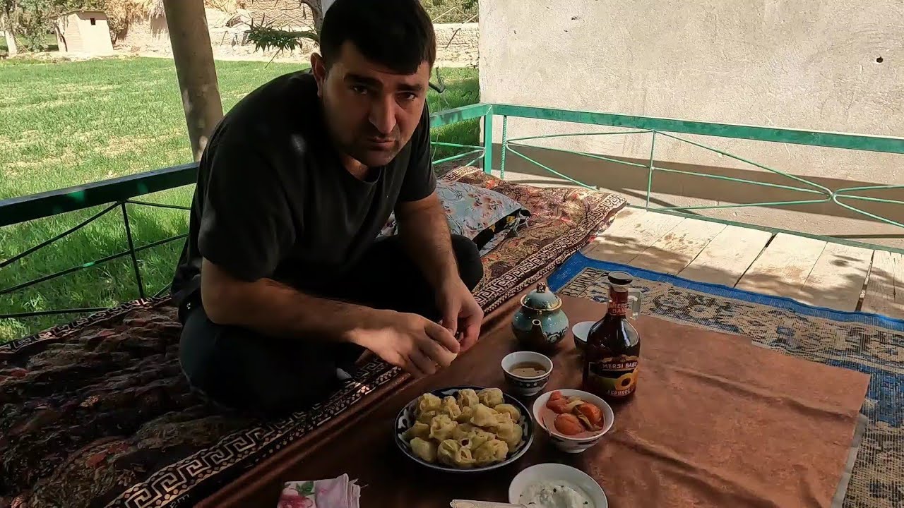 Мама готовит очень вкусные манты. в казане.