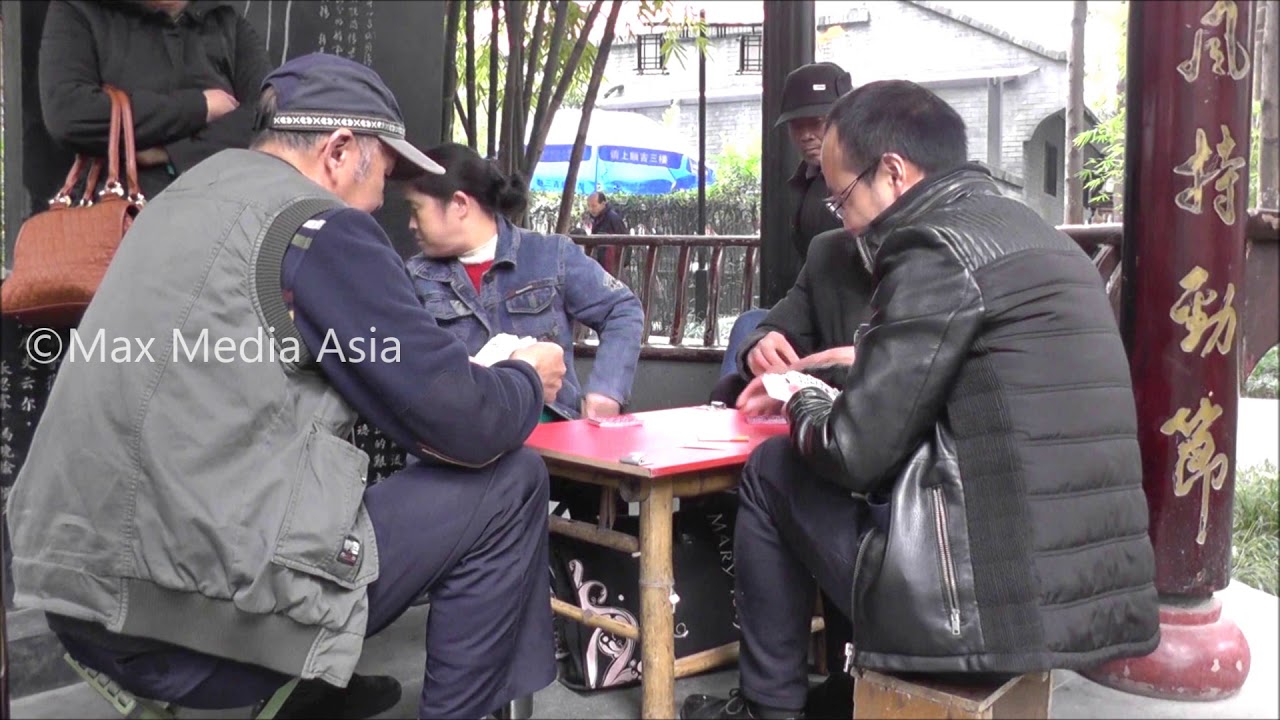 Chengdu Residents Fun at Renmin Park Recreation