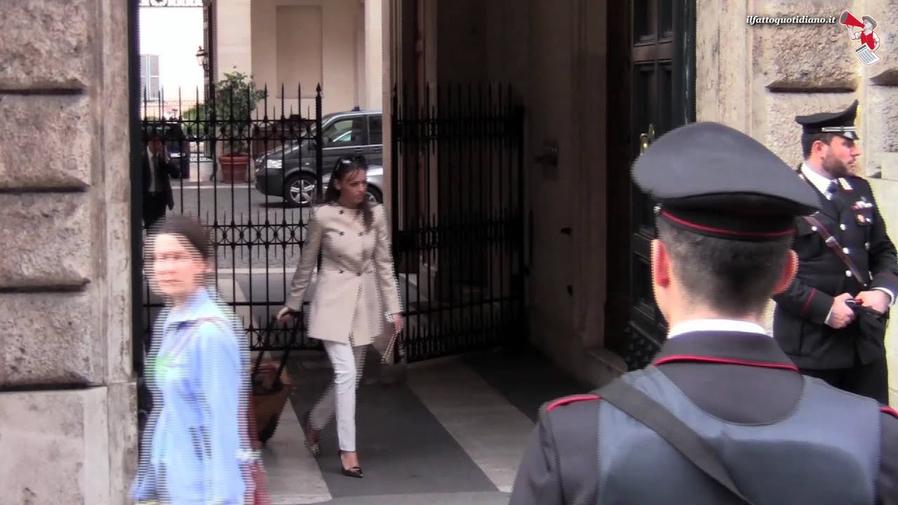 Francesca Pascale l'amica di Berlusconi esce da Palazzo Grazioli