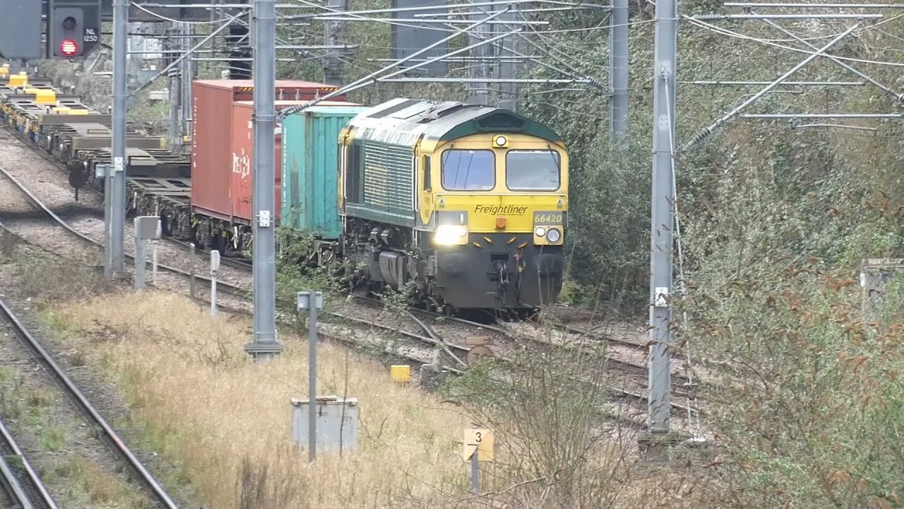Trains at: Highbury & Islington- 28 February, 2022