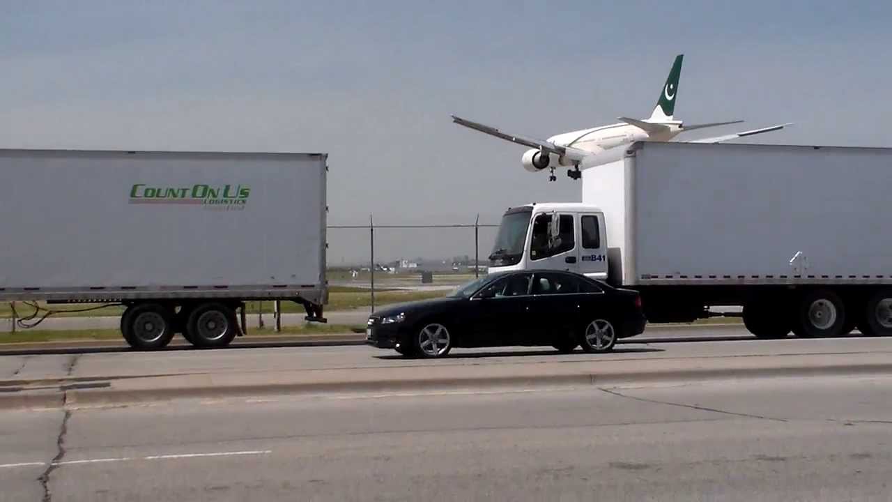 Pakistan International Airlines 777 landing in Toronto on RWY 23