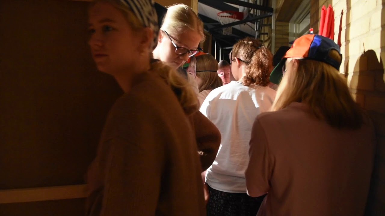 Novembervej - kom med bag scenen