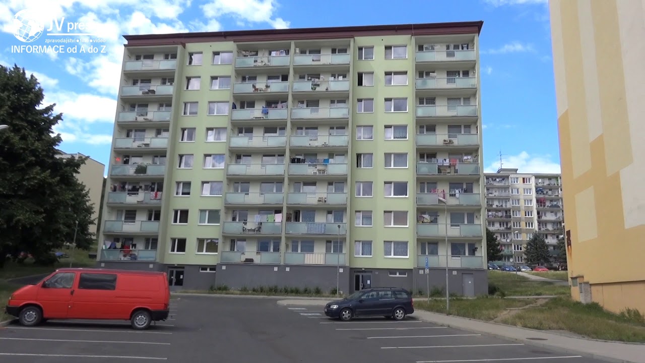 videoreportáž z janovské sídliště a panelový dům, kde se dá bydlet na úrovni