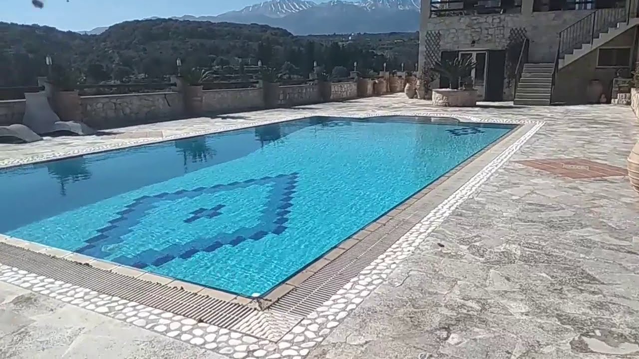 Villa for sale Crete: Large Stone Villa with pool and gardens. 3