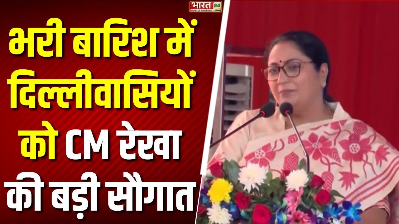 CM Rekha Gupta Big Gift to Delhi : दिल्ली को मिलीं 300 इलेक्ट्रिक बस, CM रेखा ने दिखाई हरी झंडी