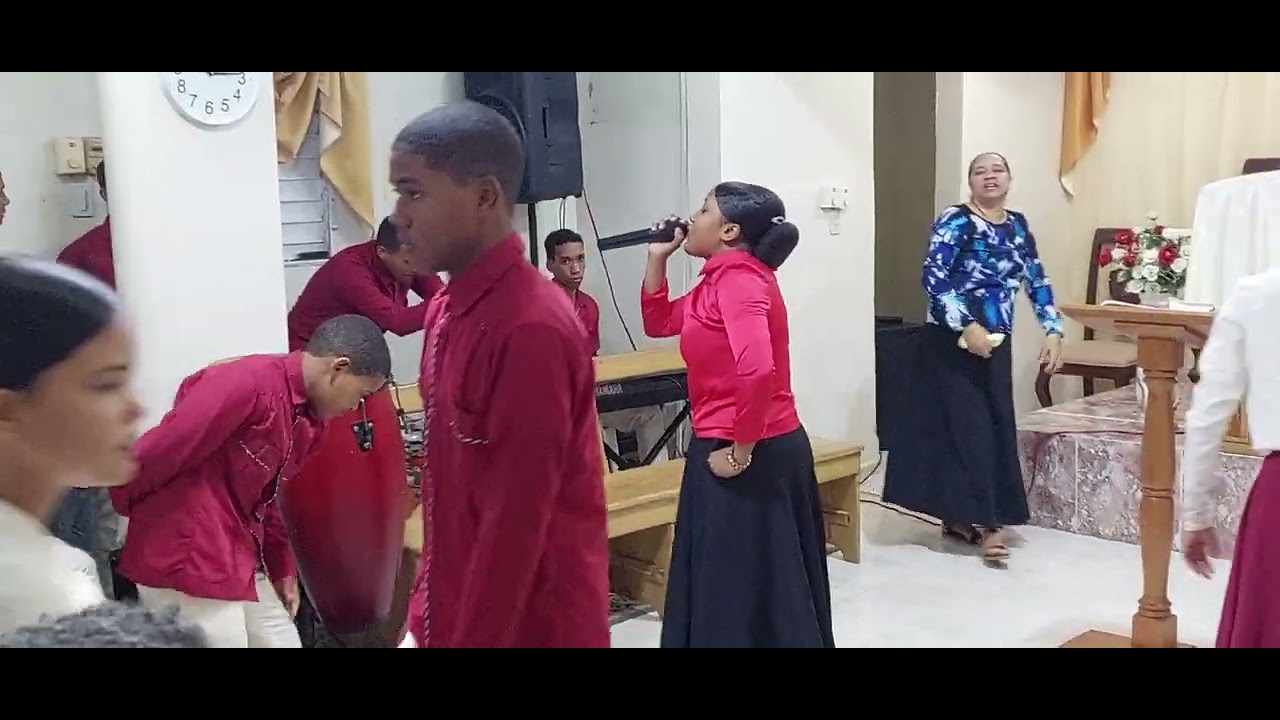 la salmista Anabel Tejeda canta Himno temas se escucha un sonido