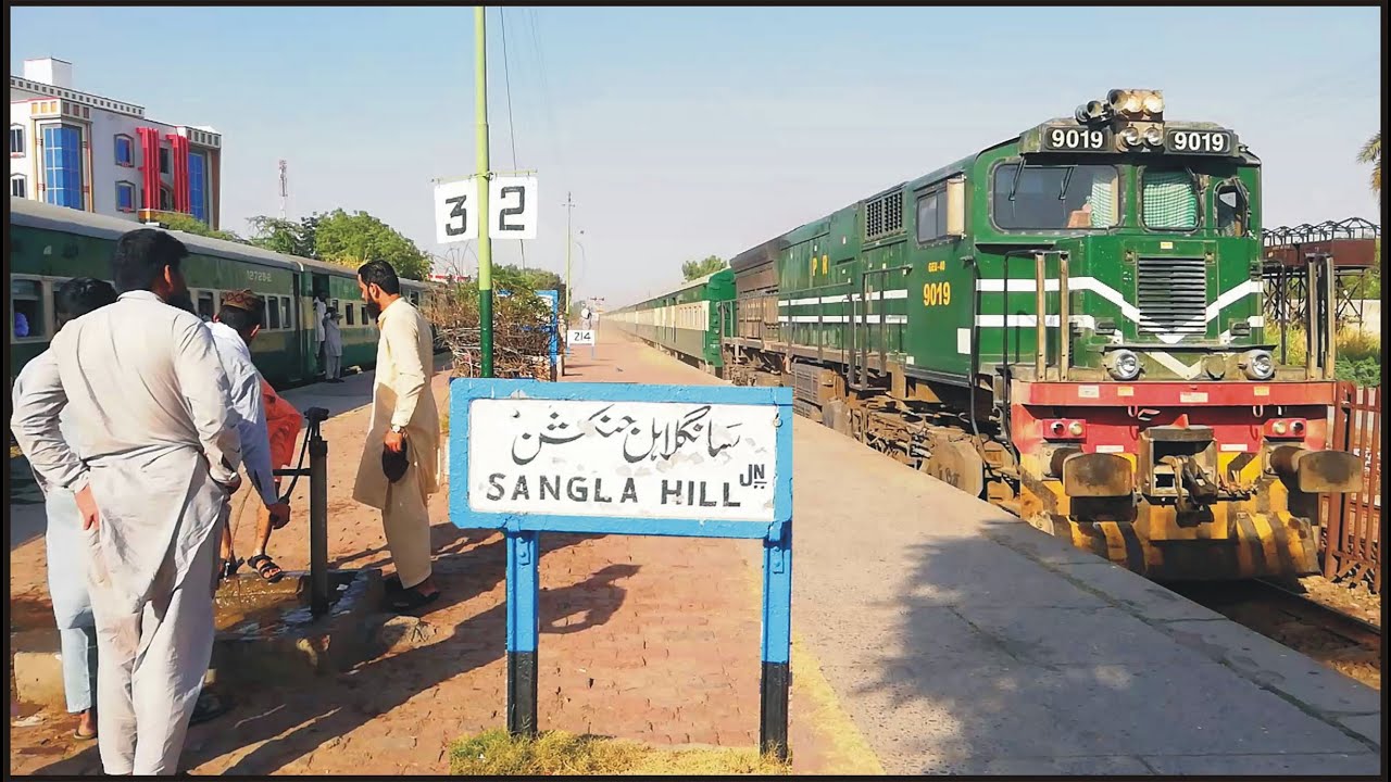 Furious speed of Karakoram Express 42dn passing through from Sangla Hill Junction Pakistan Railways